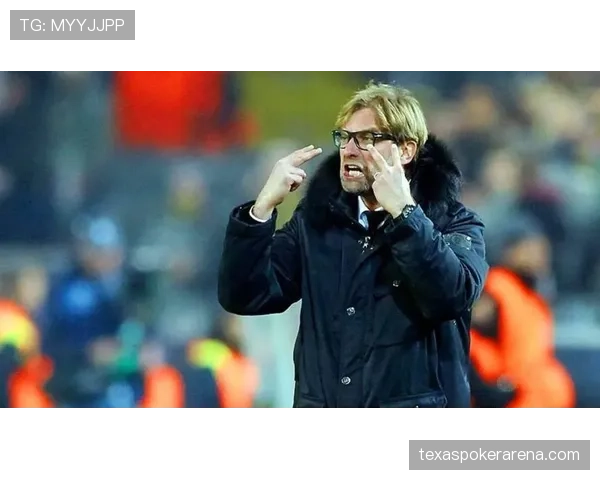 特写：场边教练的手势，指挥球队在成功防守后立即发动长传